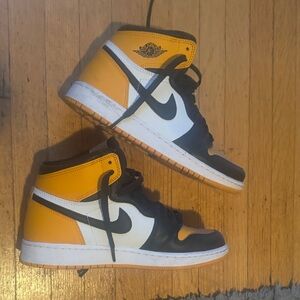 Nike Air Jordan 1 Taxi. High-Top Sneakers in Yellow, Black, and White